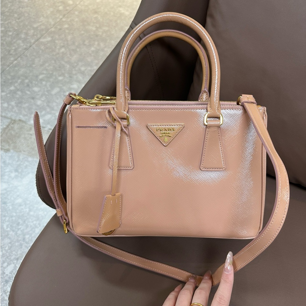 Prada nude patent galleria small